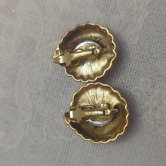 Trifari Gold Laurel Leaf Purple Cabochon Moghul Clip earrings - Picture 6 of 11